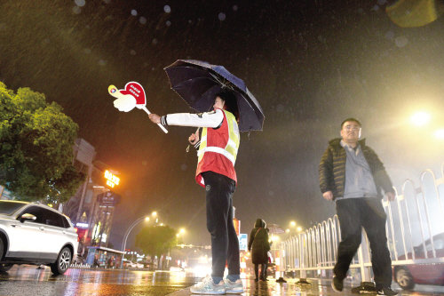 雨夜女义工您最美