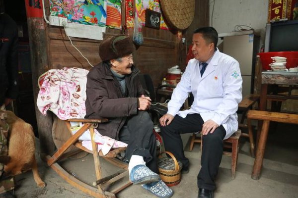 “万少华团队”走访烂脚病人：送医换药 让老人过个好年