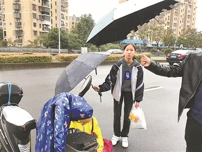“如果是我奶奶，我会心疼死” 江北女生为摔倒老人遮风挡雨