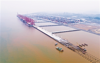 宁波舟山港梅山 建成全国最大集装箱码头