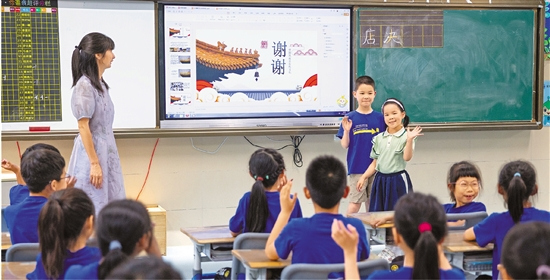 跟着哥哥去上学