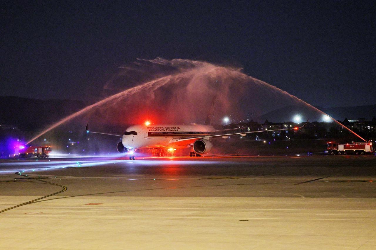 过水门迎接！新加坡航空杭州首航，为何全球顶级航司纷纷落子杭州