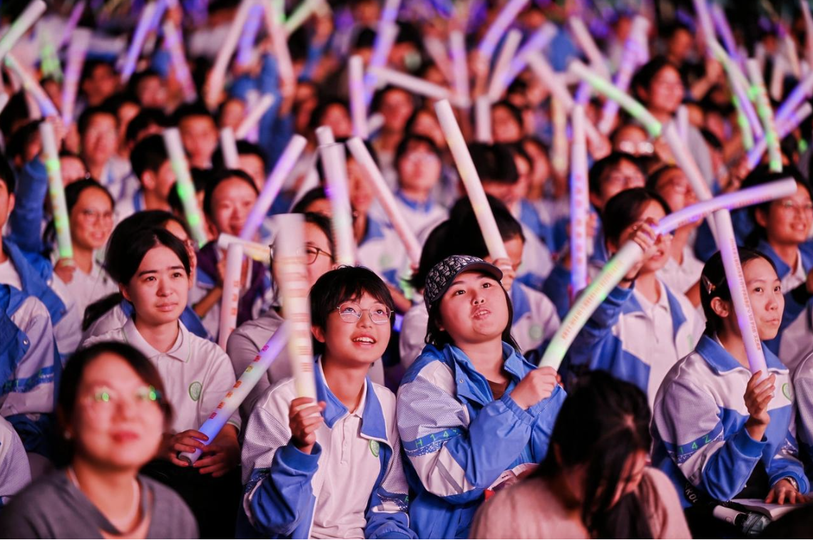 7000根荧光棒点亮深秋夜！杭州这所高中的操场，燃成了露天音乐节