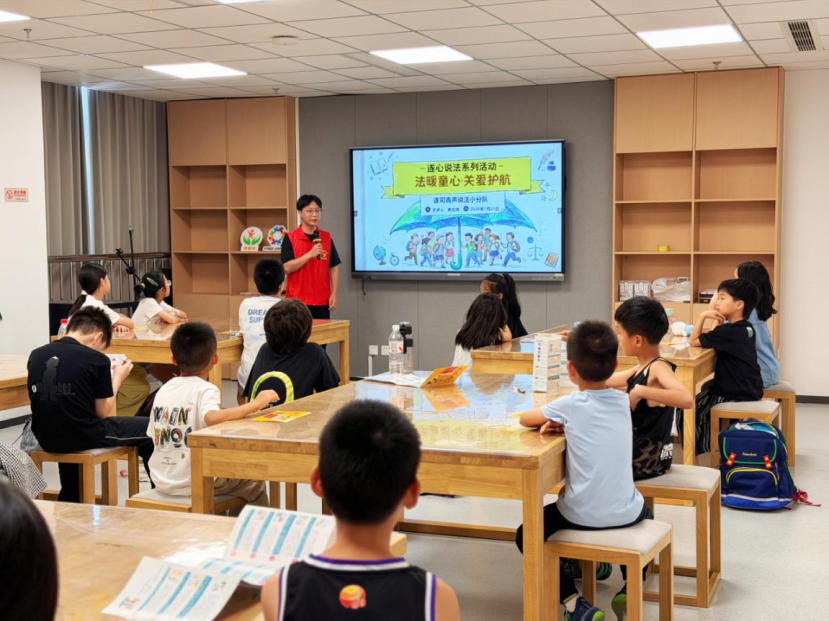 课堂互动学法治 暑期护航伴成长！遂昌青年普法团走进社区暑托班