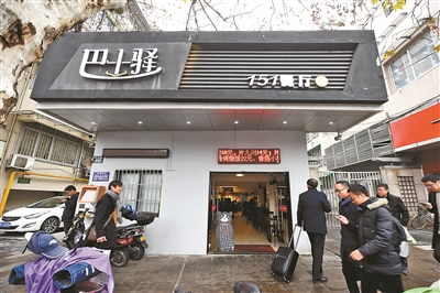 杭州公交站房变身巴士餐厅