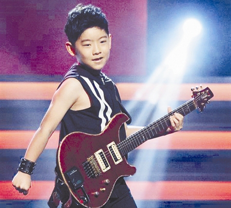 乐清男孩反手弹吉他 为慈善晚会筹款130多万元