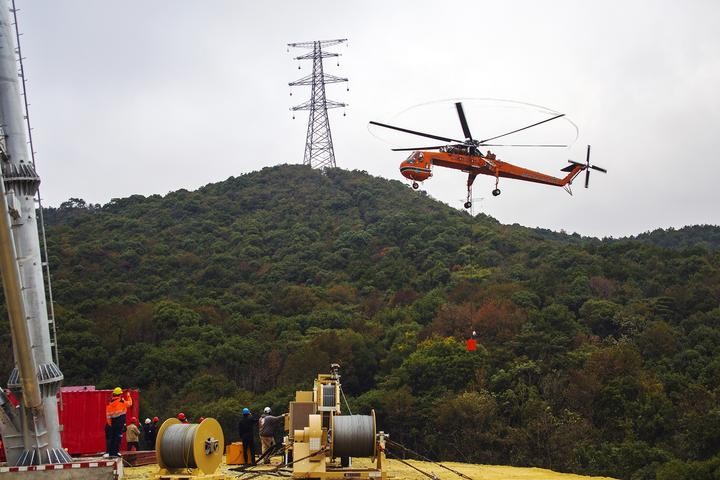 舟山：直升机牵索过山 助力输电线架设